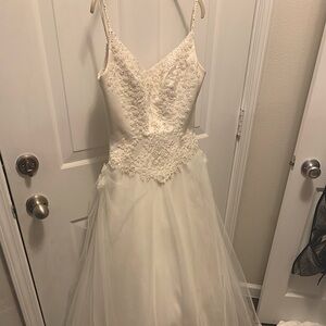 New never worn wedding dress size US 8